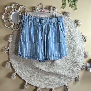 Appraisal White and blue striped shorts